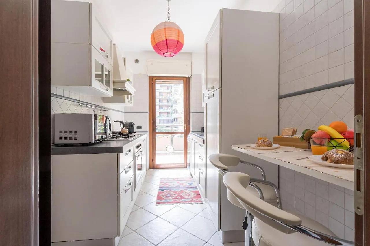 Apartment Comodo - Vicino Alla Fiera Di Roma E Alla Stazione Per L'Aeroporto Fiumicino Italy